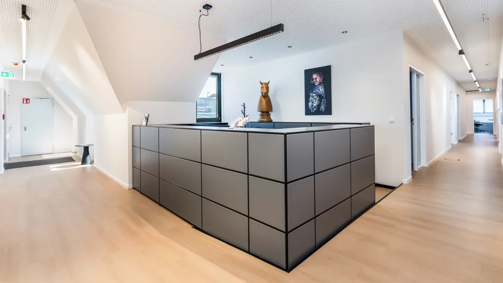 Moderner Empfangsbereich mit offenem Flur, klarer Gestaltung und stilvollen Designelementen.
