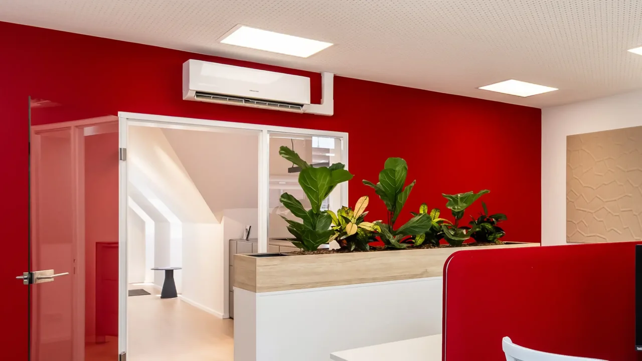 Klimatisierter Büroraum bei Tholen & Partner mit modernen Arbeitsplätzen, Pflanzen und heller Bürogestaltung für ein angenehmes Arbeitsklima an heißen Sommertagen.
